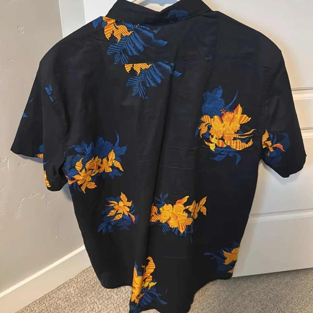Men’s Billabong button up shirt… Size L. In like new condition.